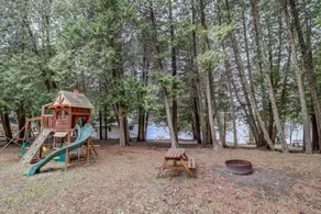 Paradise Cedar Deluxe Lakefront view 2 Bedroom - Image 2
