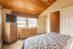 3 bedroom waterfront house with large yard and gorgeous view of Braddocks Bay - Image 5