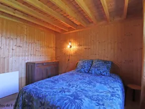 Chalet en bois cosy en forêt, idéal pour couple - Image 2