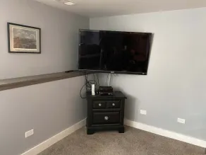 Cozy modern unit w/ easy access to downtown Chi - Image 2
