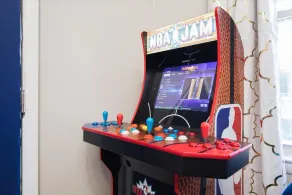 W Pershing · Large Chicago Apt 3 Bed | 12 Min Downtown | Arcade - Image 2