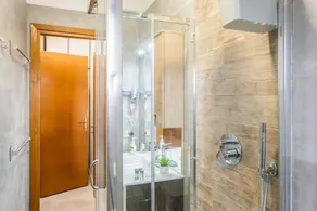 GuestHost - Comfortable and modern apartment of about 50 square meters with two balconies, able to accommodate up to 4 people, is located on the 1st floor of a building without a lift. The flat is situated in Luni Mare, in an area full of services, conve - Image 3