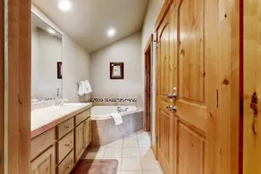 Spacious Home w/Mountain Views, Free WiFi, Private Hot Tub, Chef's Dream Kitchen - Image 4