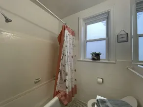 6649 1E | Garden Style Studio Near Forest Park - Image 2