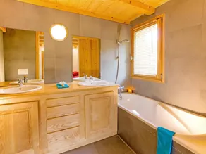 Chalet, wifi, sauna, terrasse, balcon, cheminée ou poêle à bois, parking, télévision, 250m² - Image 5