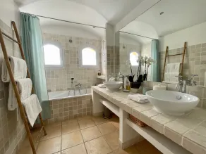 Villa elegantemente ristrutturata con piscina a sfioro riscaldata e vista sul mare su Cannes - Image 3