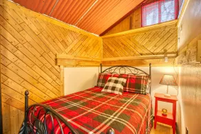 Charming Riverside Studio — Couples’ Getaway - Image 4