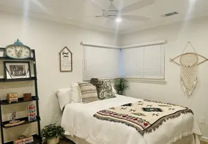 Cozy 2 bed, 2 bath home, walking distance to everything! Big yard. Dog friendly! - Image 3