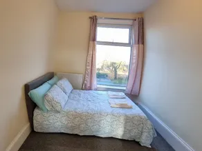 Spacious Apartment Near Rochdale Centre Train Tram Bus Free Parking Fast Wi-Fi - Image 5