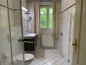 Holiday njuta av dess trevliga atmosfären bakom vallen på stranden - Image 3