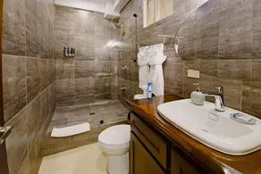 Louis' Apartments - Image 5