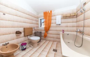 Two-Bedroom Apartment In Kastel Kambelovac - Image 4