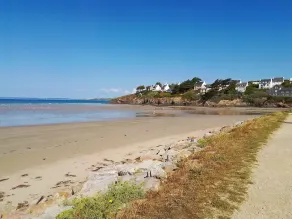 Petite Maison Coquette Entièrement Rénovée à 400m de la Plage - Image 4