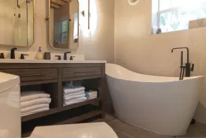 DIAMOND ESTATES: MIAMI - 6 QUEEN, 3 FULL BATH, POOL, BAR ROOM, BALCONY - Image 3