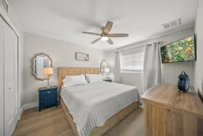 Heat of Siesta Village Walk to Beach w heated Pool - Image 4