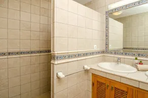 En fantastisk, nyrenoveret og renoveret 4 værelses villa med havudsigt - Image 3