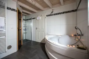Situated villa with all the comforts, right next to a small lake - Lakeside - Image 5