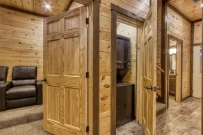 ERN823 - EAGLE FALLS - GREAT LOCATION WITH PRIVATE HEATED INDOOR POOL! CLOSE TO TOWN! cabin - Image 2