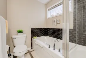 Auburn Oasis☀️near Banff*South Health*4 bdrms*4 bthrms*Sleeps 10*Has AC*2 kitchen - Image 4