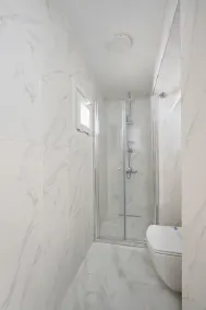 This apartment is a 1 bedroom(s), 1 bathrooms, located in Beşiktaş, İstanbul. - Image 3