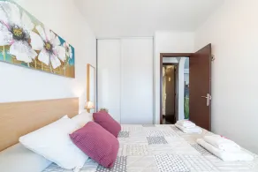 Apartment with a view of the canal and the communal pool - Image 5