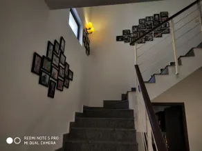 Un appartement de 3 chambres sur deux niveaux avec un grand salon et salle à manger. - Image 2