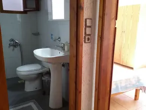 2-Bed 2-Bath Olive Tree Cottage - Sleeps 4 - Image 3