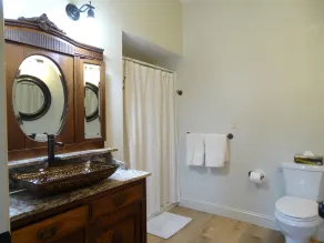 Converted 1830 Church - Newly Renovated For your Stay - Image 4