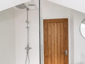 THE COACH HOUSE, pet friendly, with hot tub in Sherston - Image 4