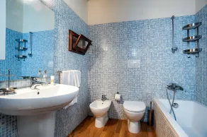 Villa with pool, wellness area and private tennis court - Image 4