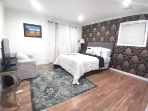 Spacious Family Retreat with Heated Pool, Hot Tub, Sauna, basketball & Golf. - Image 5
