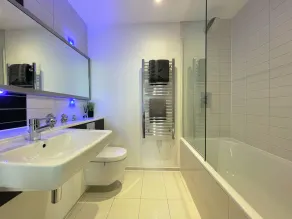 Manchester Luxury Living, 2-Bed Apartment with Pool & Gym - Image 3
