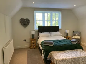 5Bed-10Guests-Fireplace-HotTub-Pets ok-Parking - Image 2