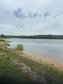 Petite Maison atypique 5 couchages ,2 lits doubles et un lit simple ! avec un grand terrain !animaux bienvenus !wifi netflix écran plat 4k - Image 4