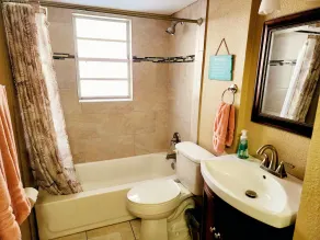 Maison privée avec piscine chauffée. Marcher ou faire du vélo au parc Shamrock et à proximité des plages - Image 3
