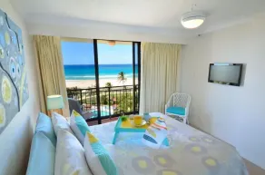 Ocean View Waterfront Apartment Gold coast - Image 5