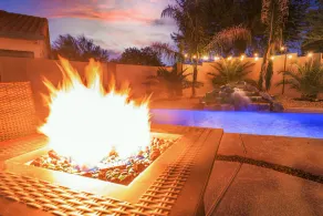 Nouvelle maison! Rare Villa Luxe Oasis Au Bord Du Lac. Niveau unique avec piscine chauffée et spa. - Image 5