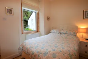 Kames View, shore front location, ground floor, wood burning fire, sleeps 4 - Image 5