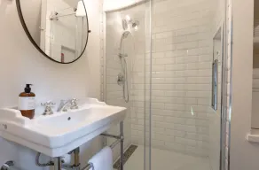 Modern Carriage House…close to trails and ocean  - Image 4