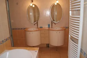 Rummeligt badhus med aircondition og balneoterapi i Ile de Ré - Image 3