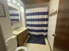Lakefront home with 3 bedrooms, 2 baths, great for groups up to 10 - Image 3