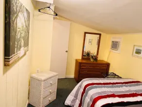 Relaxing Ocean Block Retreat - Unbeatable Location, Free Parking, Outdoor Shower - Image 5