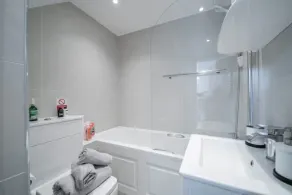 Beautiful 2 Bedroom House With Spacious Garden BBQ - Image 2