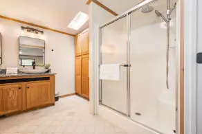 ✩✩ Cozy Lake Escape, Hot Tub, King Bed + Fireplace ✩✩ - Image 4