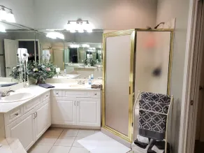 2 bedroom luxury condo with elevator one block from the strip - Image 5