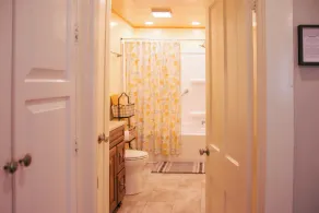 Cozy little house blocks from the Park & Fair Grounds. - Image 3