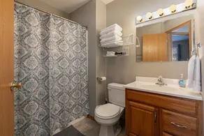 Prime Location Cottage- King Suite - Image 5