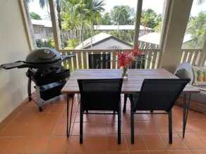 Tiki Dreams: Charming Cairns Retreat with Pool, Balcony & Easy Access to the City Center - Image 5