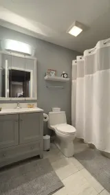 Spacious Townhome with breathtaking views of Mount Snow. 5 min Shuttle to ski - Image 3