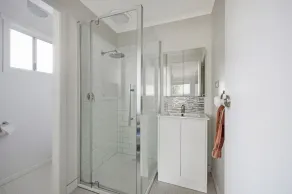 Four bedroom getaway close to the beach - Image 3